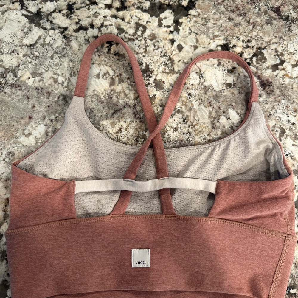 Vuori Women's Cross-Back Sports Bra - Rust and Beige